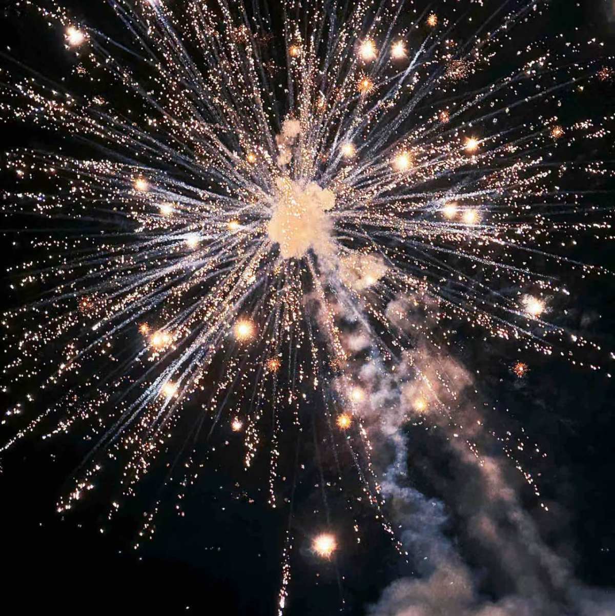 🧨从我记事起，每年除夕最重要的事，除了年夜饭，看春晚，就是