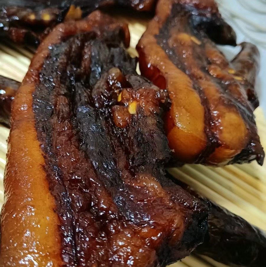 🧨酱油肉，很多地方又称为“腊肉”，是一种腌制而成的猪肉制品