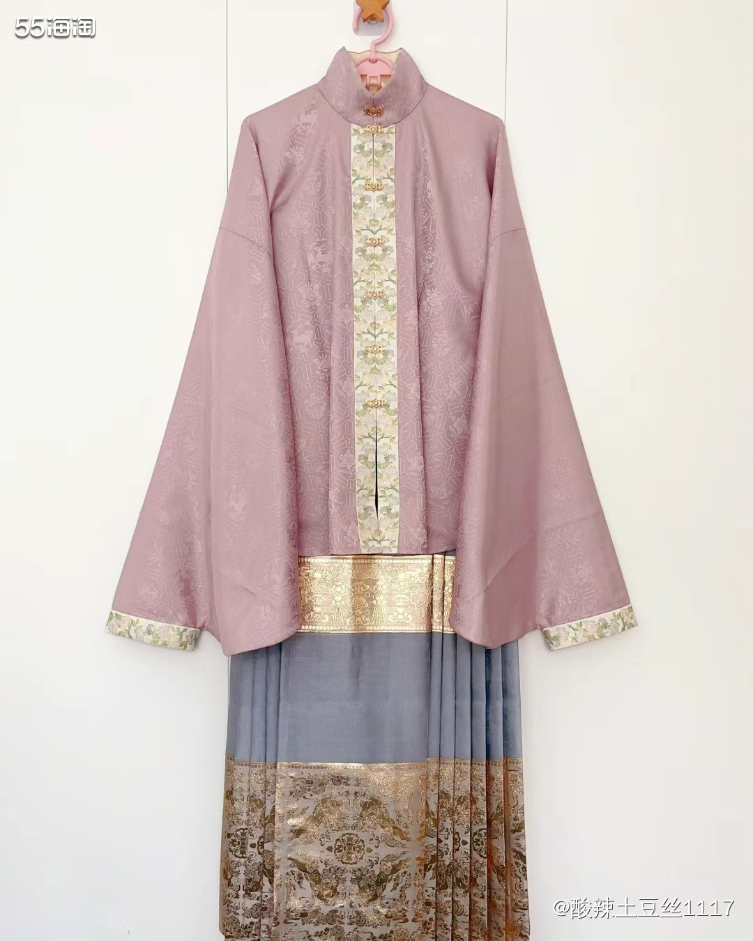 年前买了一波汉服，之前是黑色马面配红色的补服，这次买了一个蓝