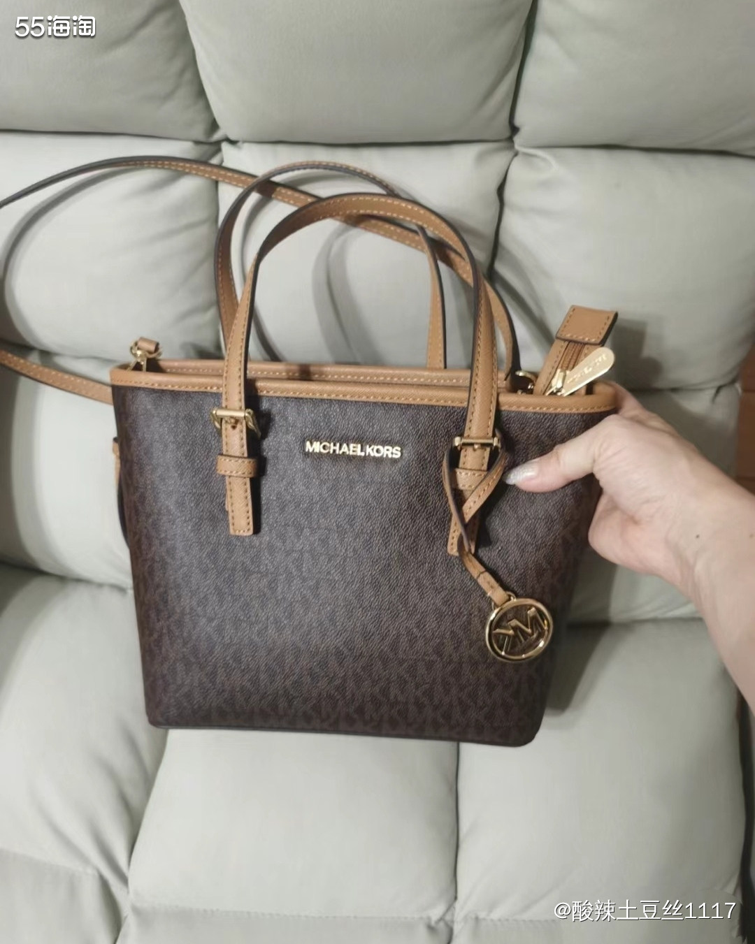 我真的觉得这个包真的所谓的打工人神器，因为他真的很能装装很多