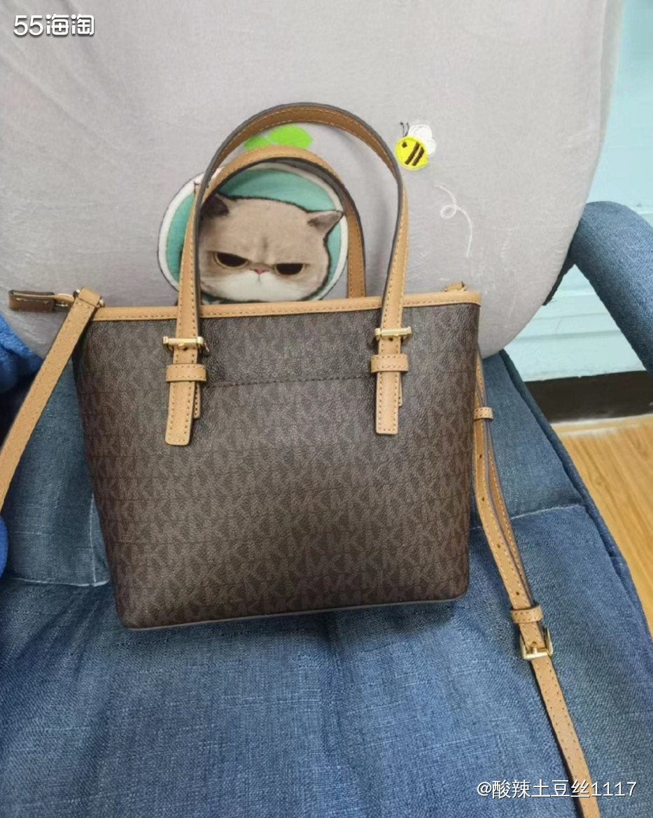 我真的觉得这个包真的所谓的打工人神器，因为他真的很能装装很多