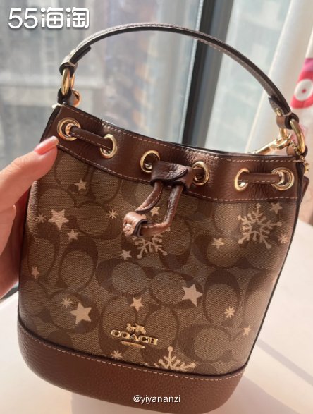 COACH蔻驰这款新品以深沉的雪花图案为主题，彰显出沉稳大气