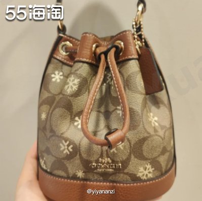 COACH蔻驰这款新品以深沉的雪花图案为主题，彰显出沉稳大气