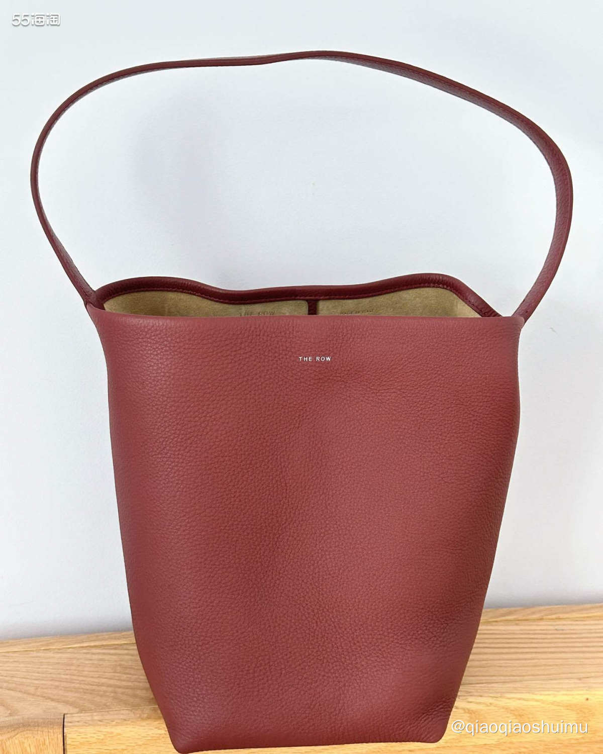 有阵子，the row的风刮得很大，很多明星都在背，于是我又