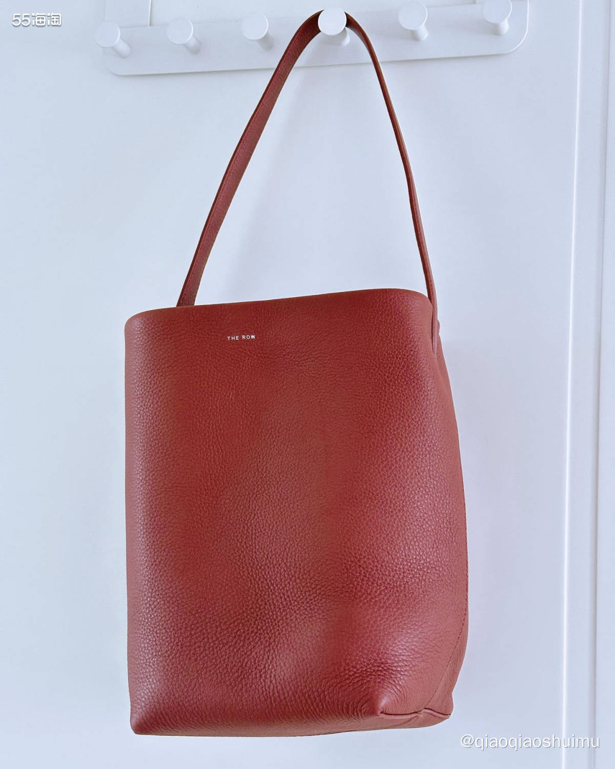 有阵子，the row的风刮得很大，很多明星都在背，于是我又