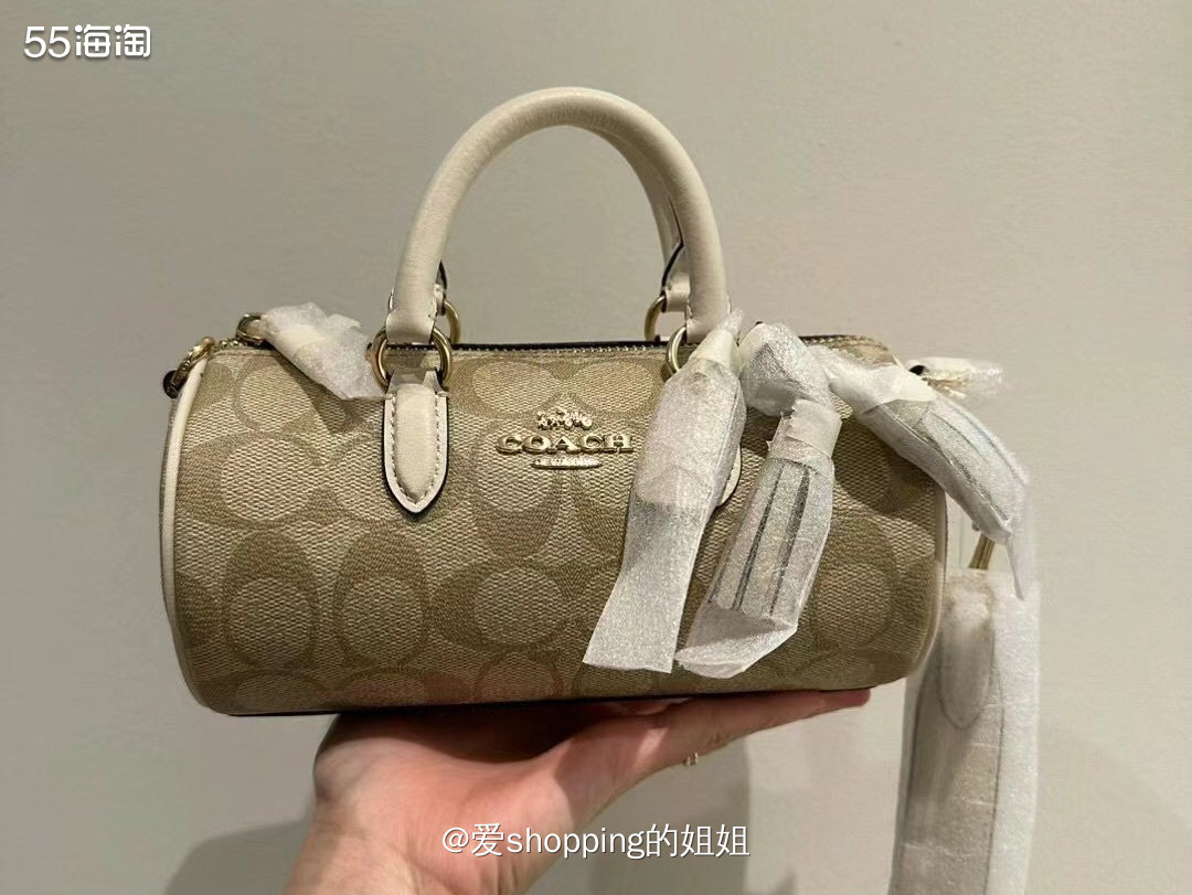 这款我买了2个，好评率最高的包，质感很好，看上去小，但是我想