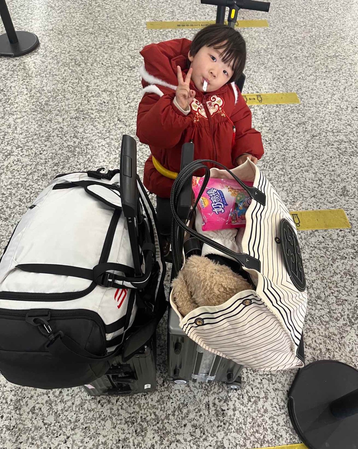 春节出去玩，还好明智的带了一个帆布包 👍1.容量巨大，放了