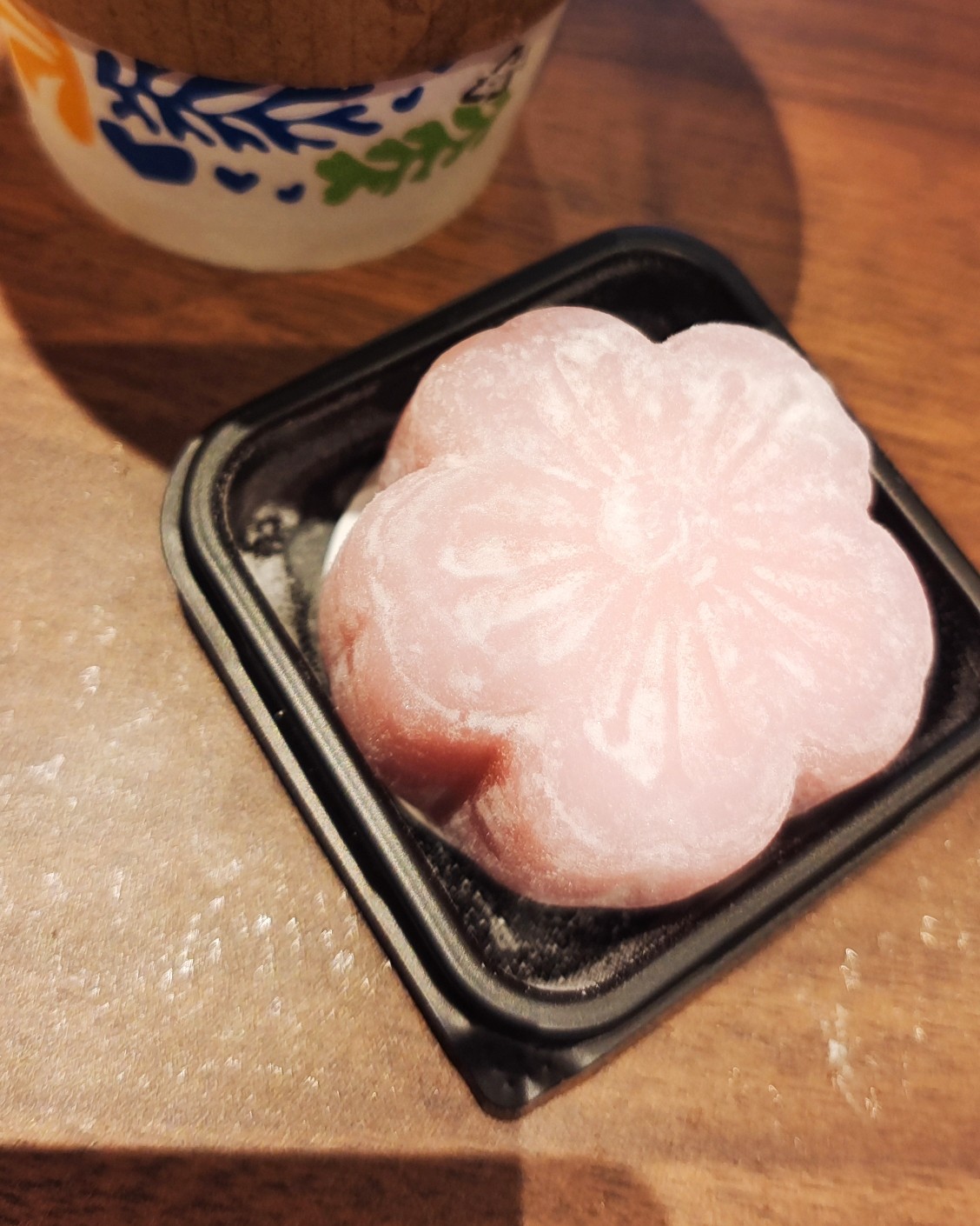 颜值确实不错，味道就是花香奶油，里面有果粒，馅很多，我尝了一