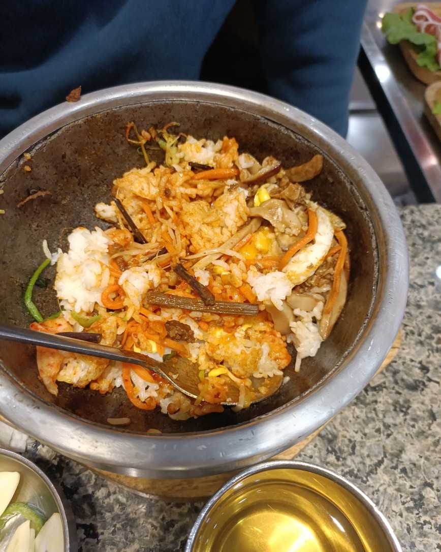 今天元宵节，中午就一家子去了深圳龙岗万达广场去玩，吃了韩国烤