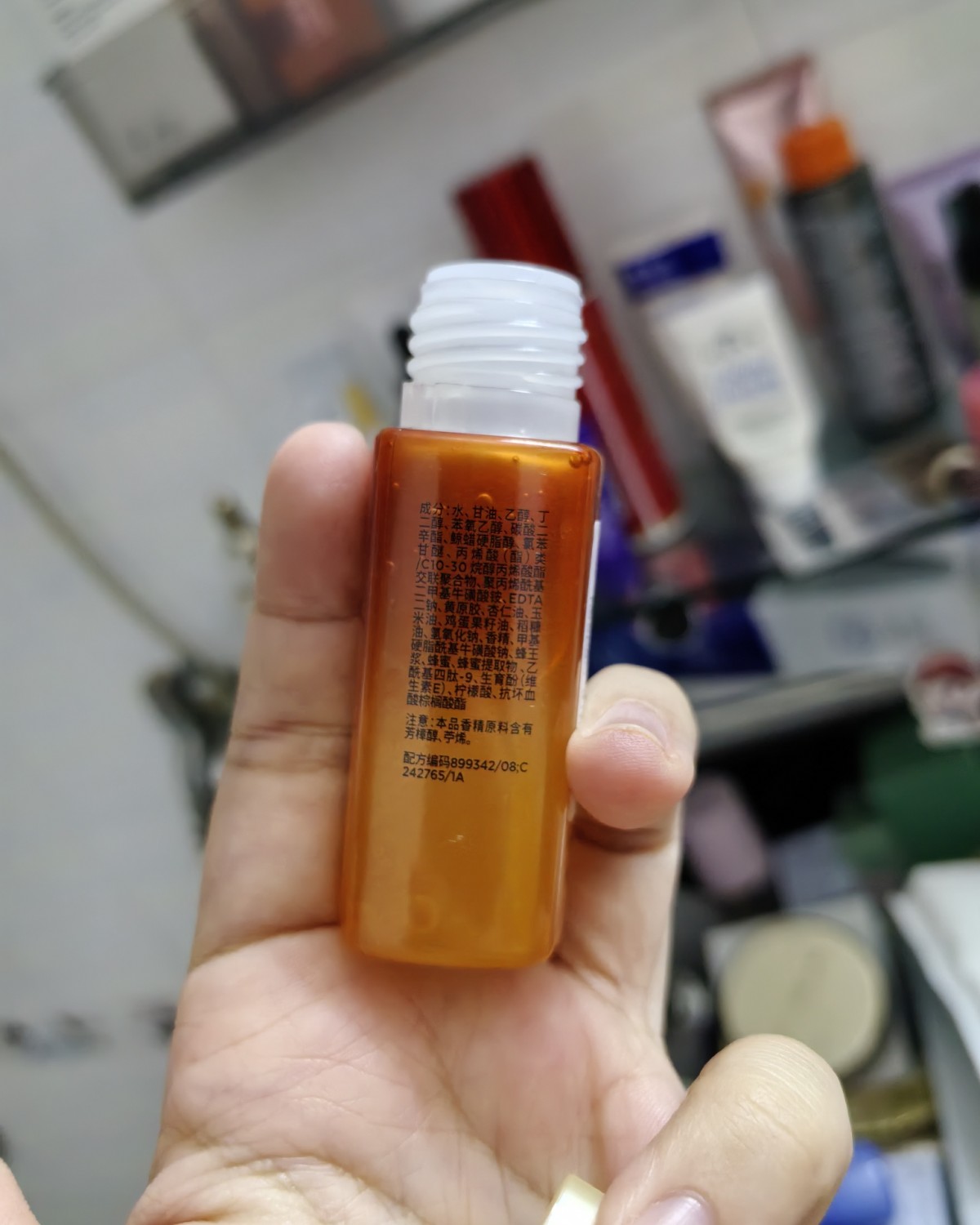 欧莱雅金致臻颜花蜜水，我最近特别喜欢用它。它的主要成分麦卢卡