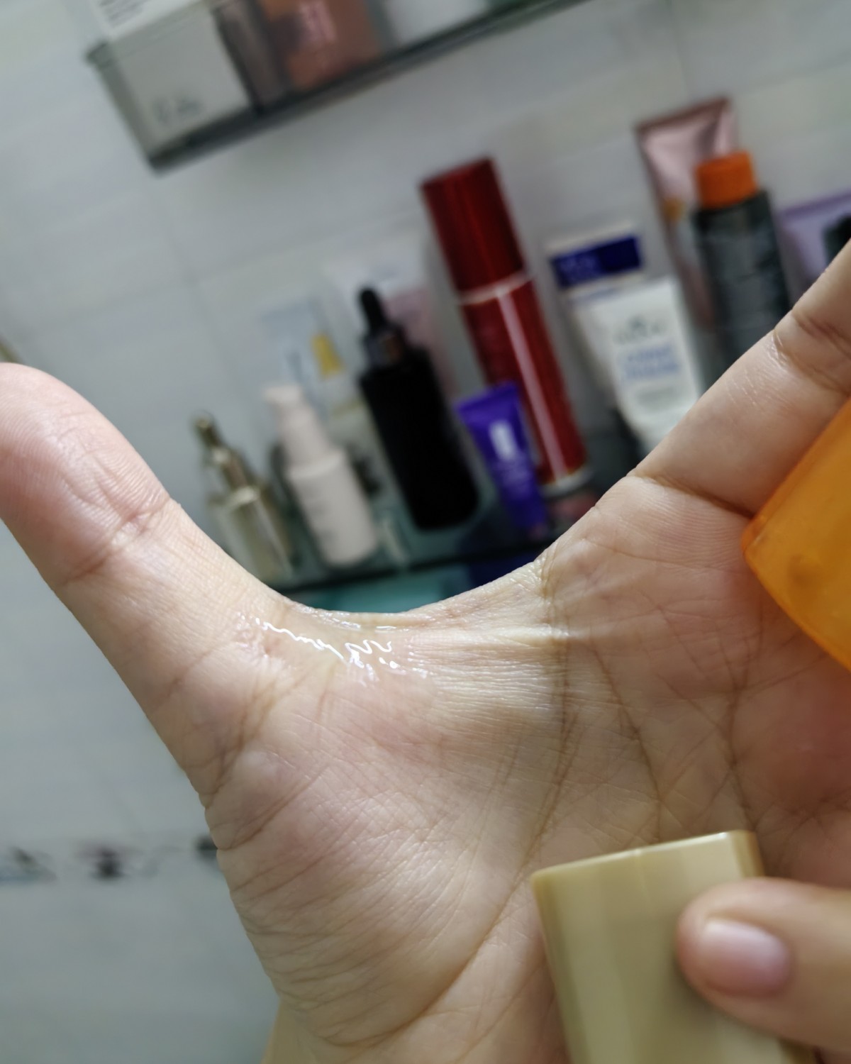 欧莱雅金致臻颜花蜜水，我最近特别喜欢用它。它的主要成分麦卢卡