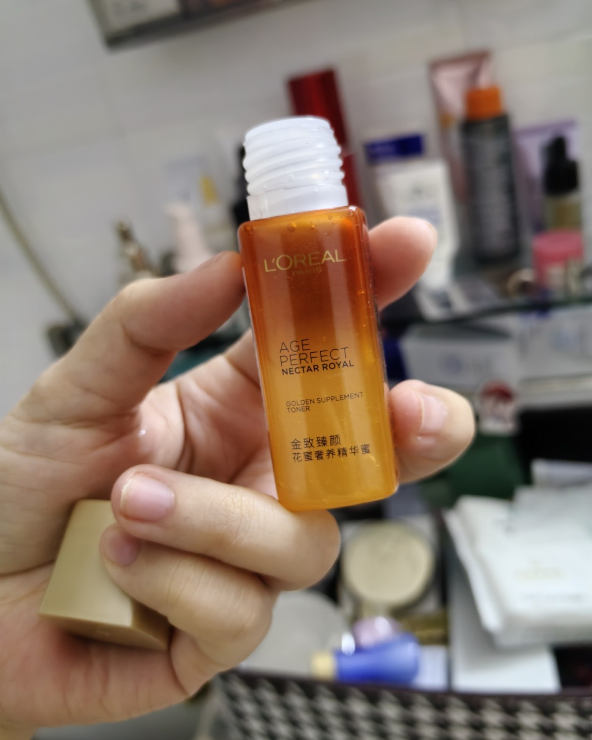 欧莱雅金致臻颜花蜜水，我最近特别喜欢用它。它的主要成分麦卢卡