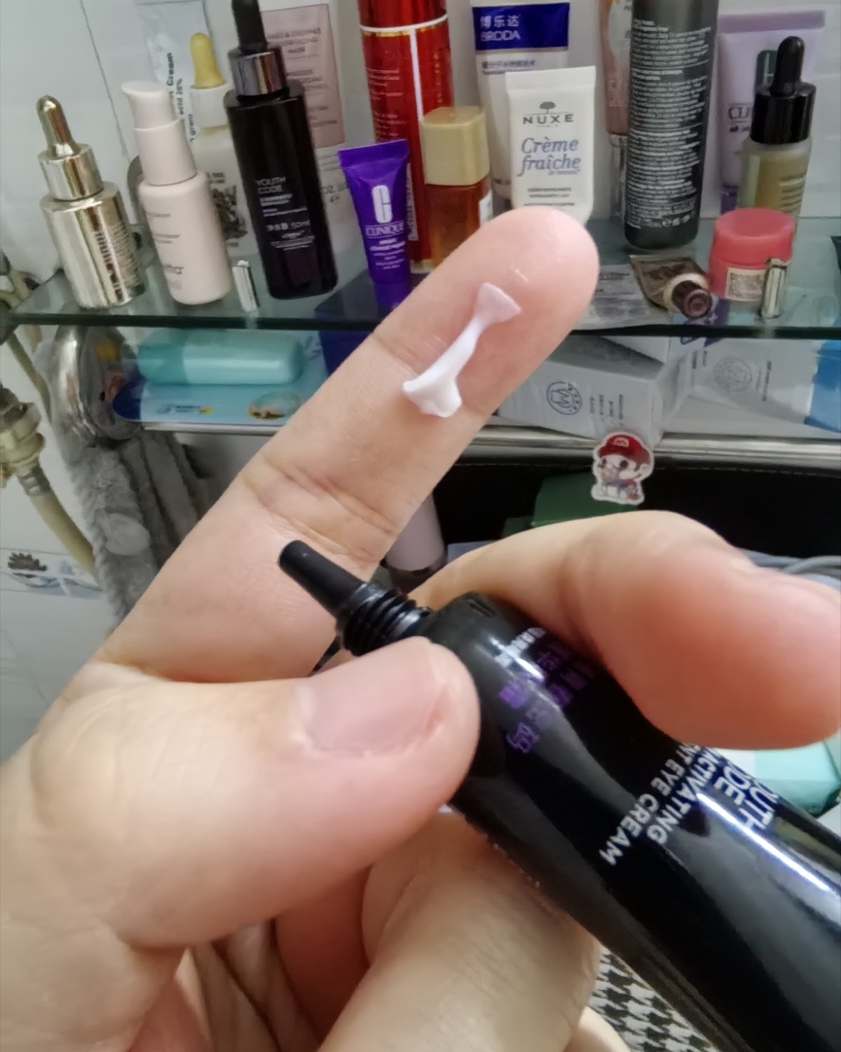 欧莱雅青春密码酵素精华眼霜，这个名字听起来就挺有活力的，它的