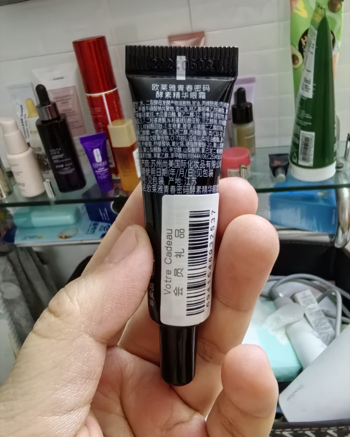 欧莱雅青春密码酵素精华眼霜，这个名字听起来就挺有活力的，它的