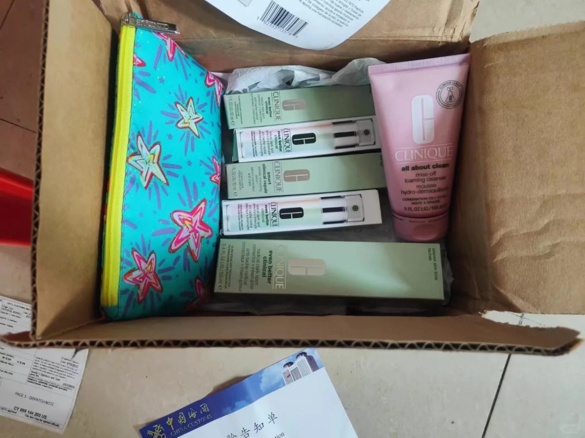 首先晒晒到手不易的倩碧包裹，o(╥﹏╥)o 第一次尝试海淘，