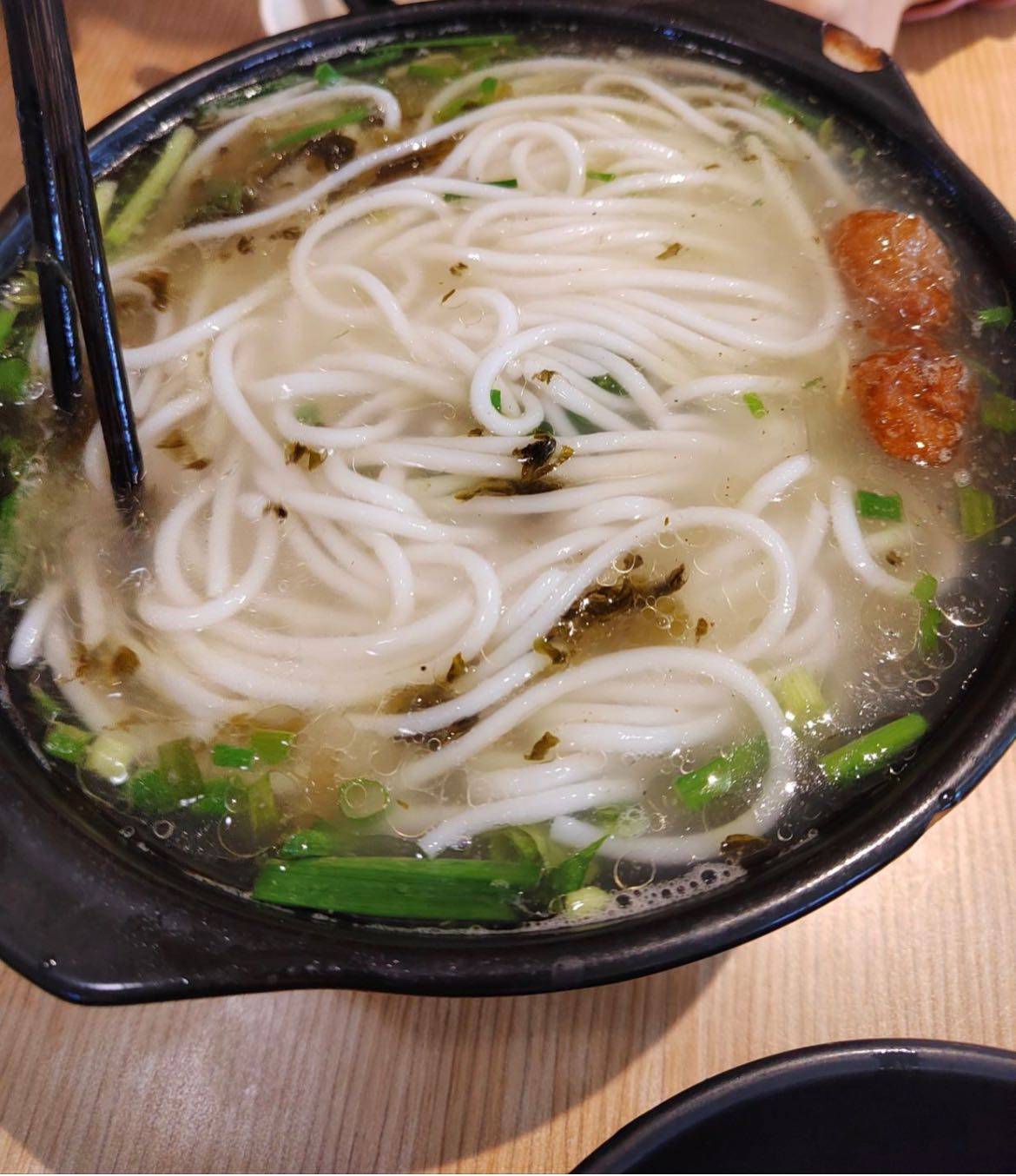❇️云南米线是一道美味可口的传统美食，以其细腻的口感和丰富的