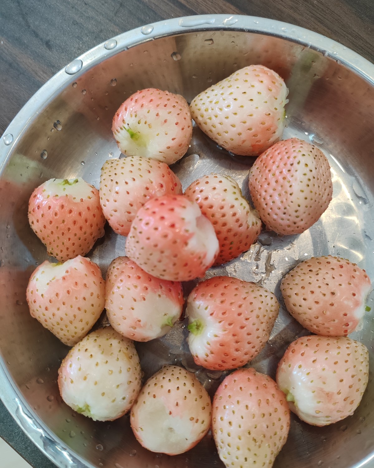 白草莓我也是第一次买，这个是上次年初三路过草莓大棚小沫沫一定