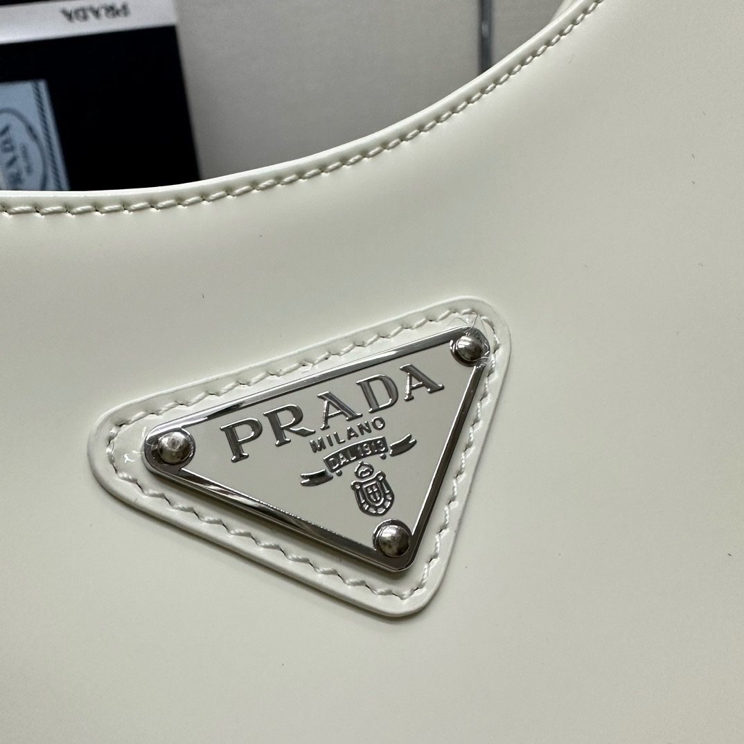 Prada Cleo单肩包专柜最新款亮面腋下包🎉🎉 各大