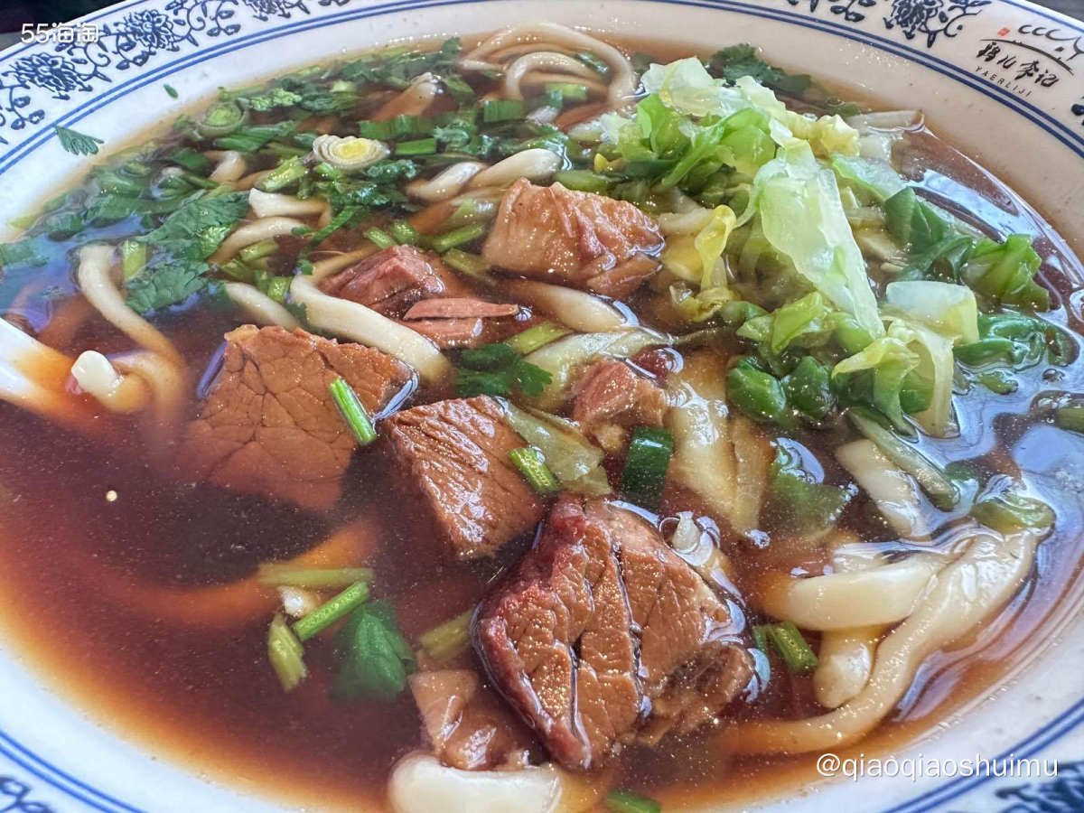 周末带娃遛公园，边上就有家鸦儿李。溜达完准备去吃饭时已经12