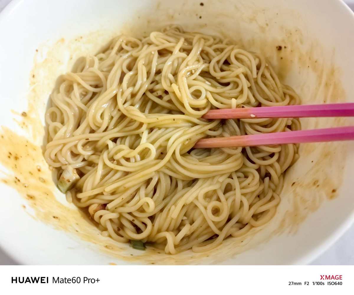 晚上饿的挠心挠肺。 实在忍不住自己爬起来给自己整了个麻酱拌面