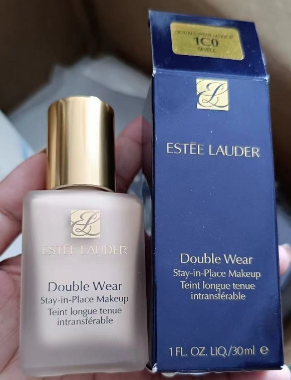 最近，我的化妆台上迎来了一位新宠——雅诗兰黛的DW粉底液。这