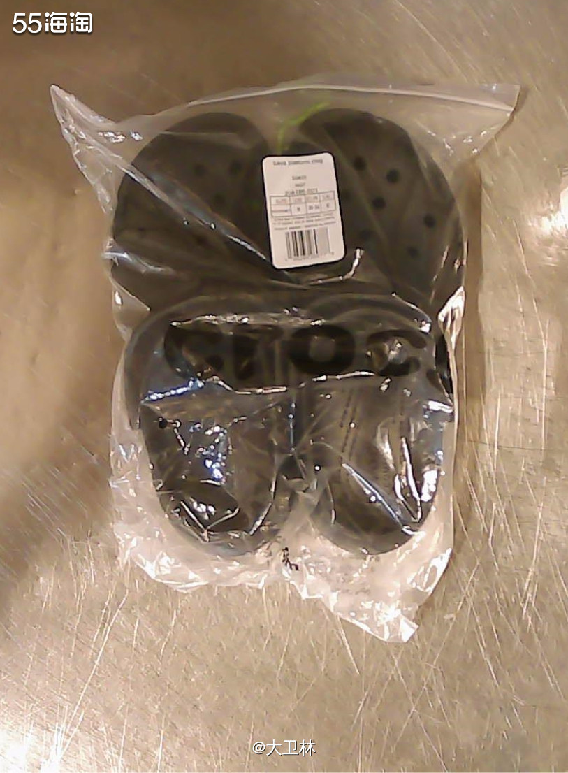 这个洞洞鞋是年前的时候下单的，那时crocs网站有50刀两双