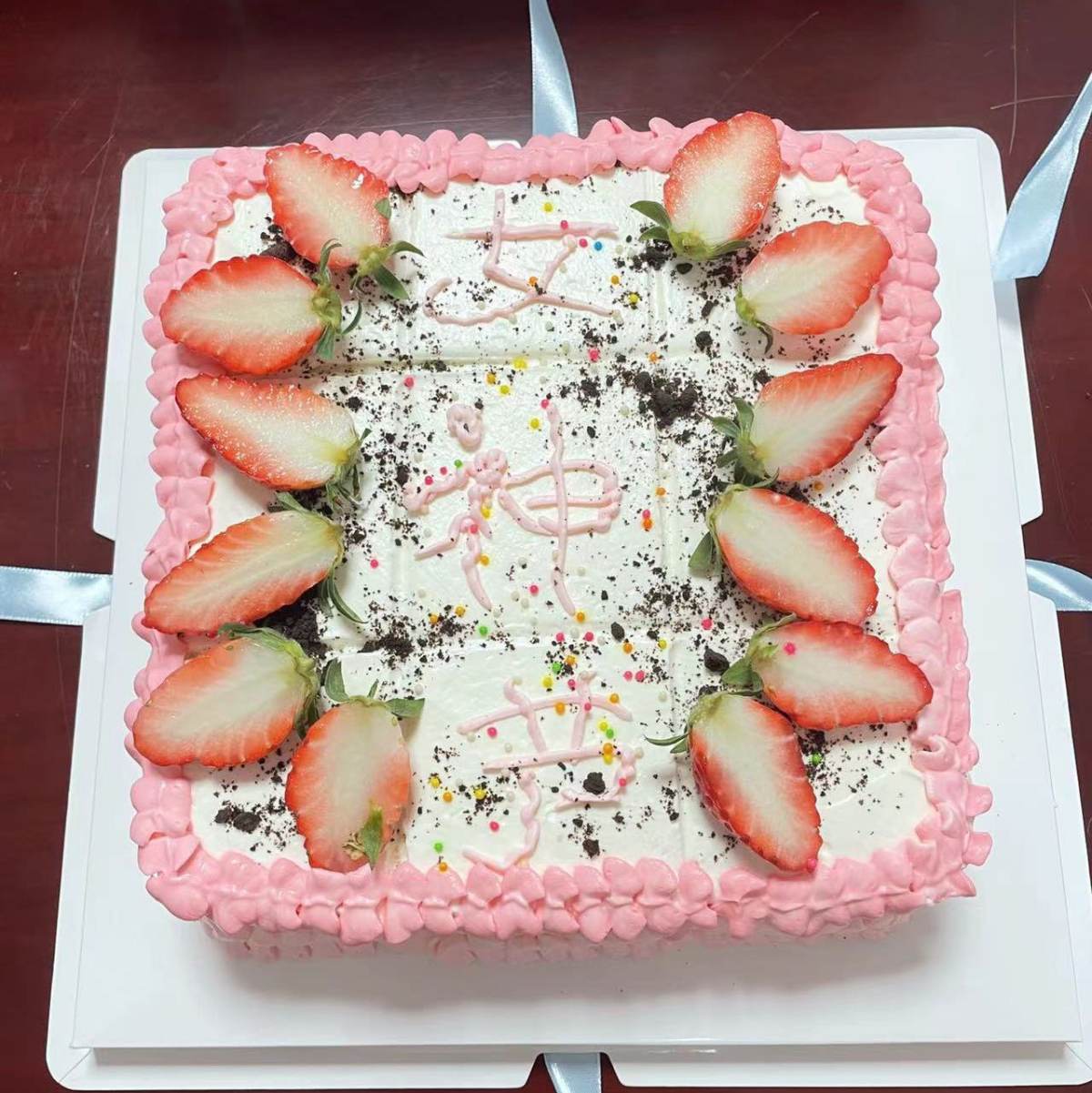 💃今天是女神节，我们一位心灵手巧的同事自己做了蛋糕带到单位