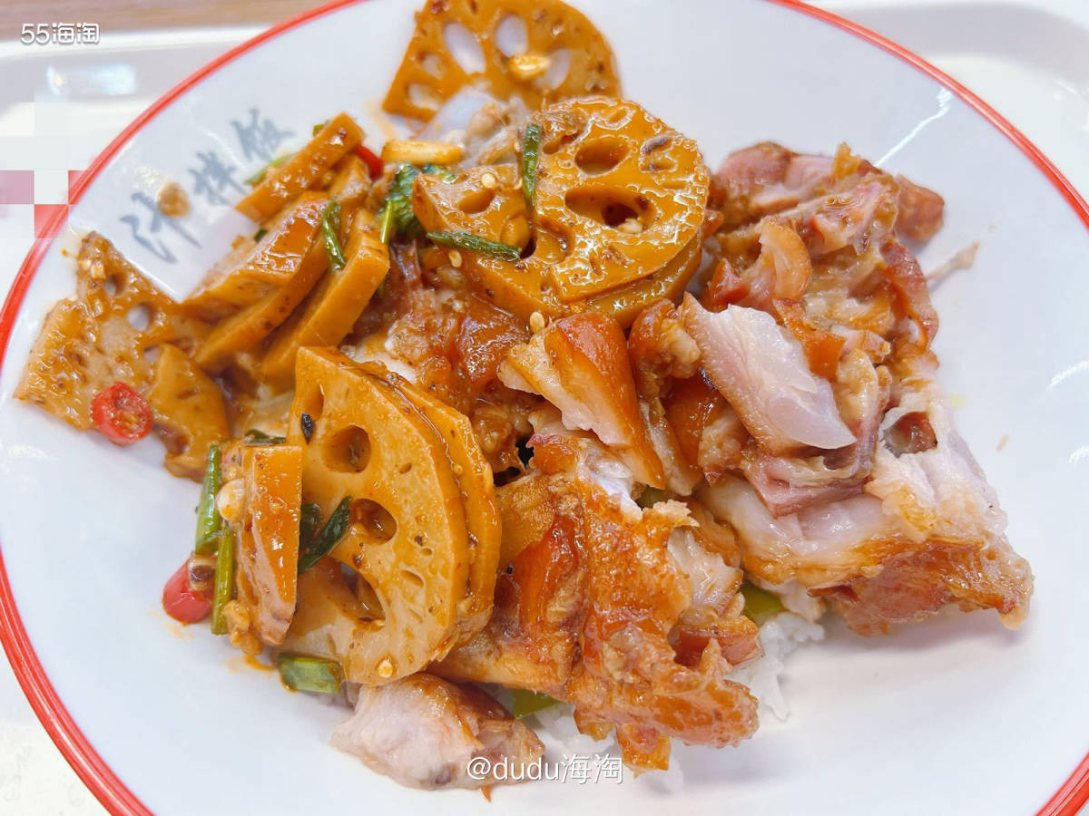 🌿这是上周五和同事去单位食堂吃的浇汁猪脚饭，真的巨好吃，而