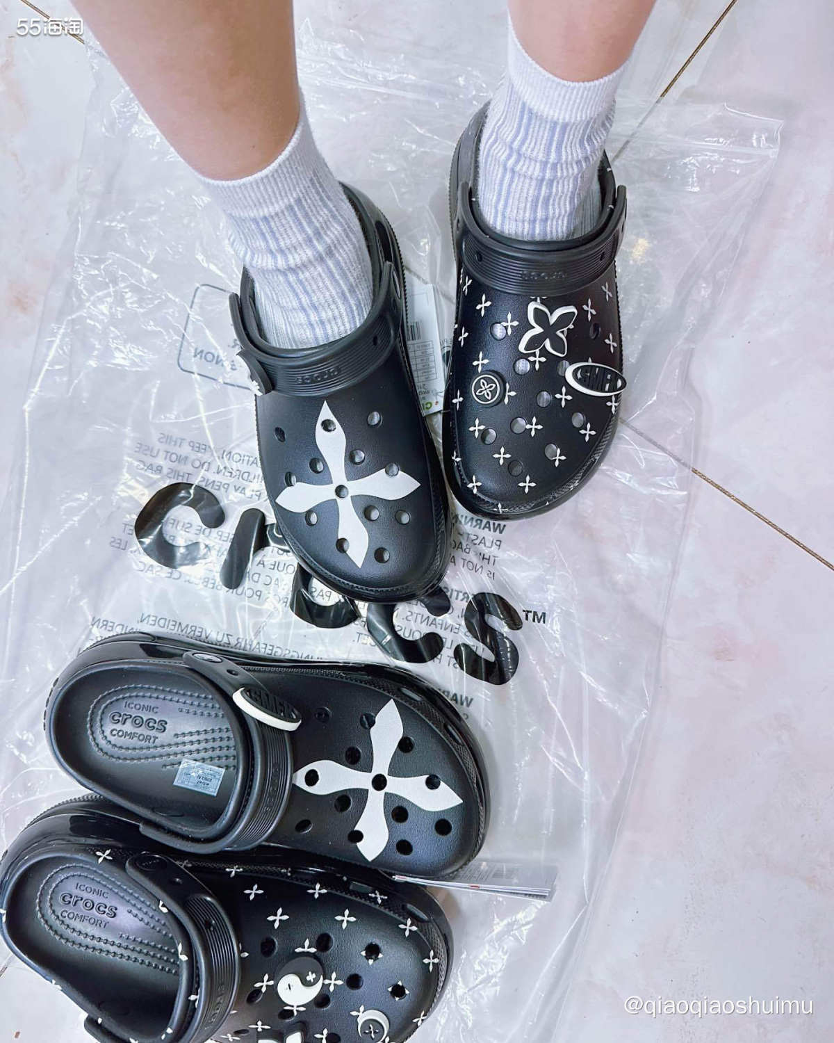 那天在外面开会，正无聊呢，忽然蹦出个推送，crocs和smf