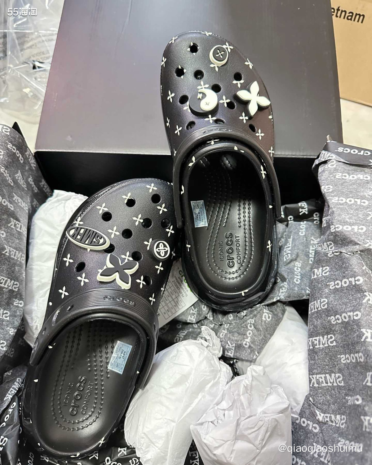 那天在外面开会，正无聊呢，忽然蹦出个推送，crocs和smf