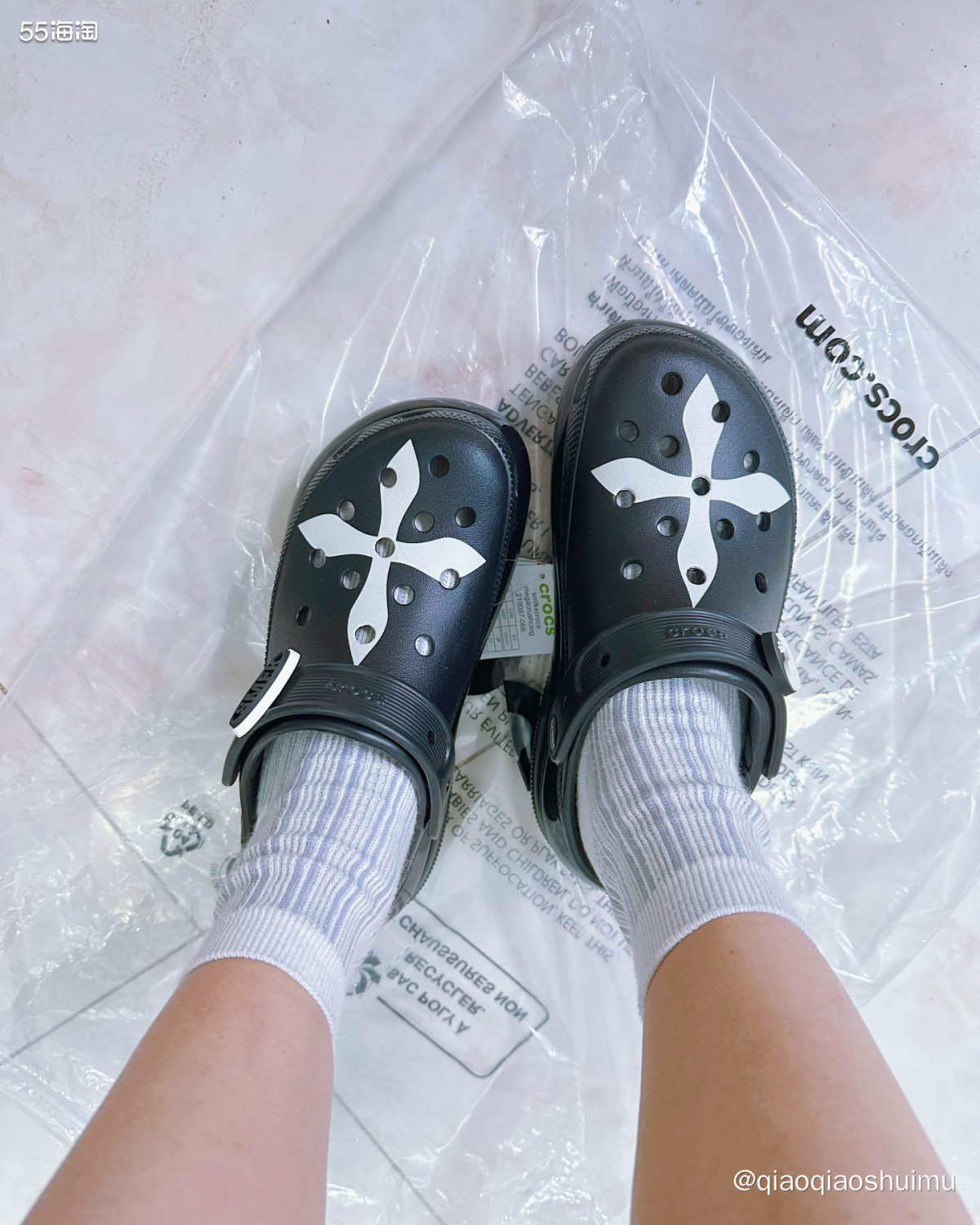 那天在外面开会，正无聊呢，忽然蹦出个推送，crocs和smf