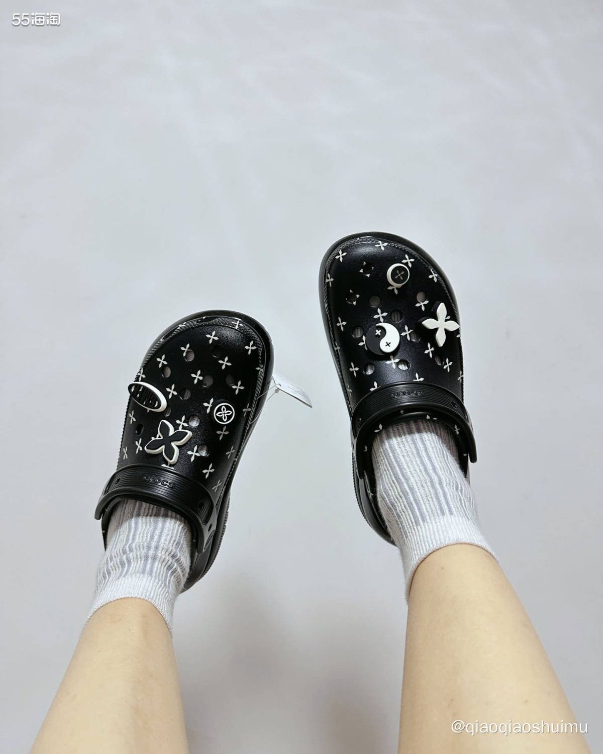 那天在外面开会，正无聊呢，忽然蹦出个推送，crocs和smf