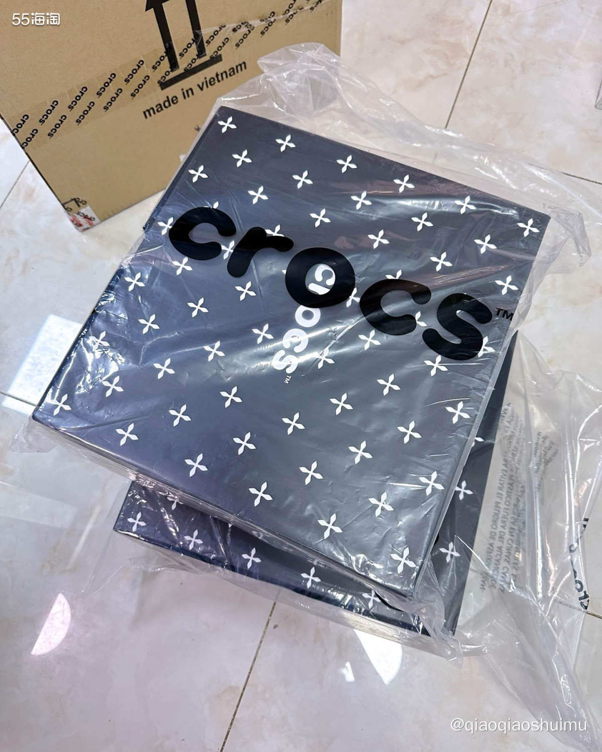 那天在外面开会，正无聊呢，忽然蹦出个推送，crocs和smf