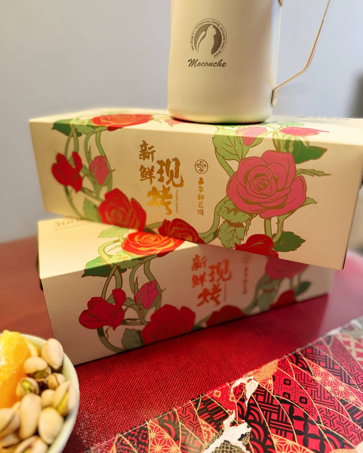 又到一年鲜花季今年的玫瑰花饼又上市了，这个是同事送给我的是应
