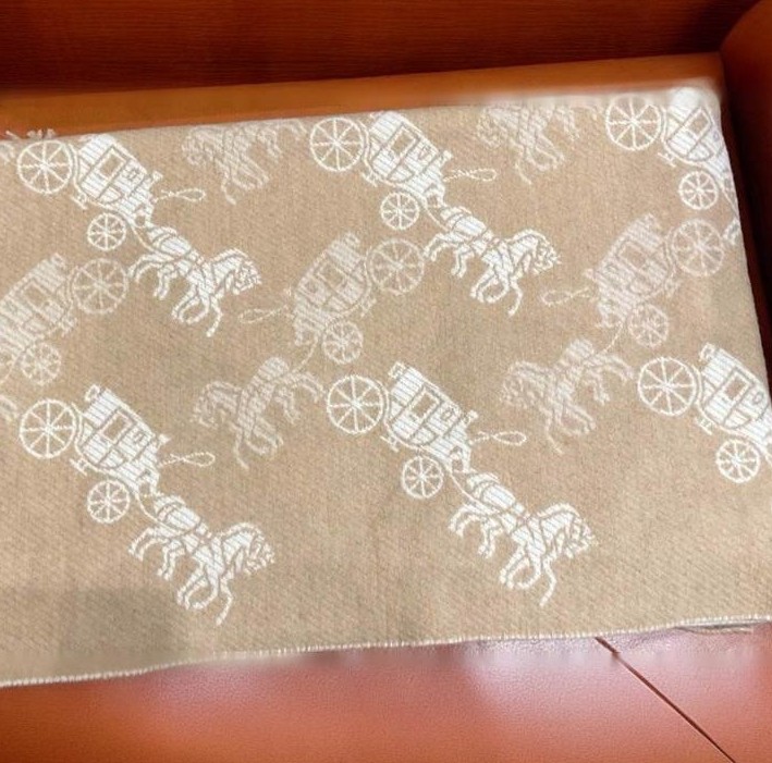 之前买的coach围巾终于到货了，实物真的很惊艳，质感非常棒