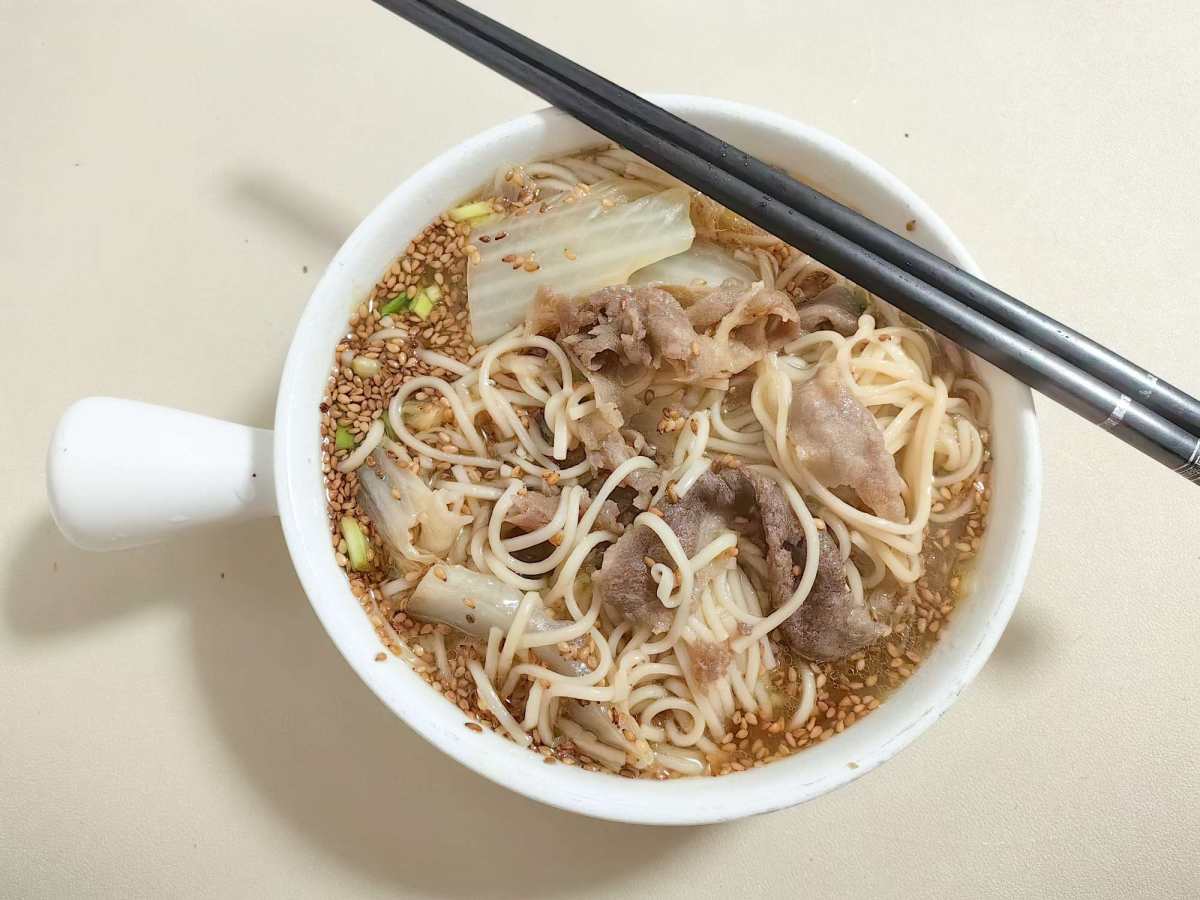 上个礼拜刷视频的时候，看到了一个酸汤面调味的视频，感觉挺好吃