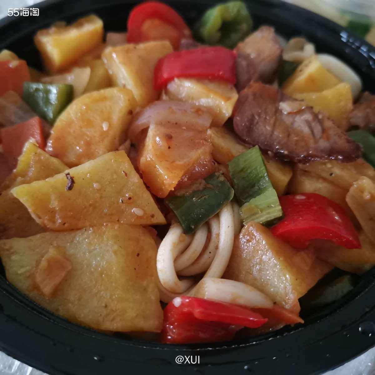 吃完辣椒炒肉面，又选了土豆烧牛肉拌面挑战一下，我发现外面的小