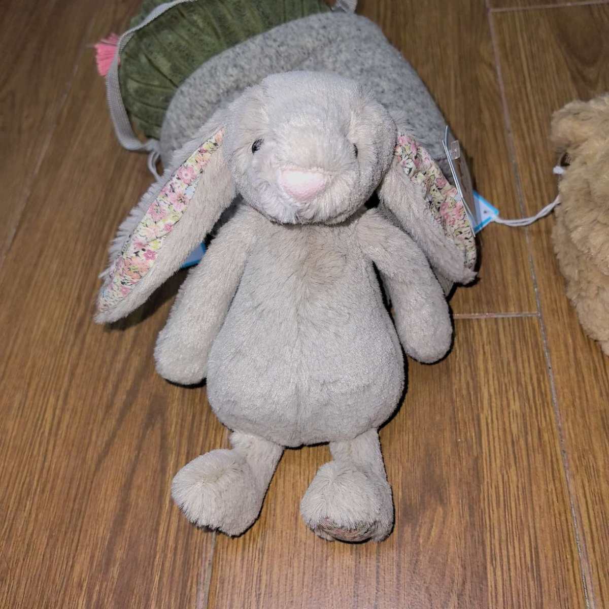 ☑开箱/价格 jellycat*3 普拉达q香 玩具是有一个