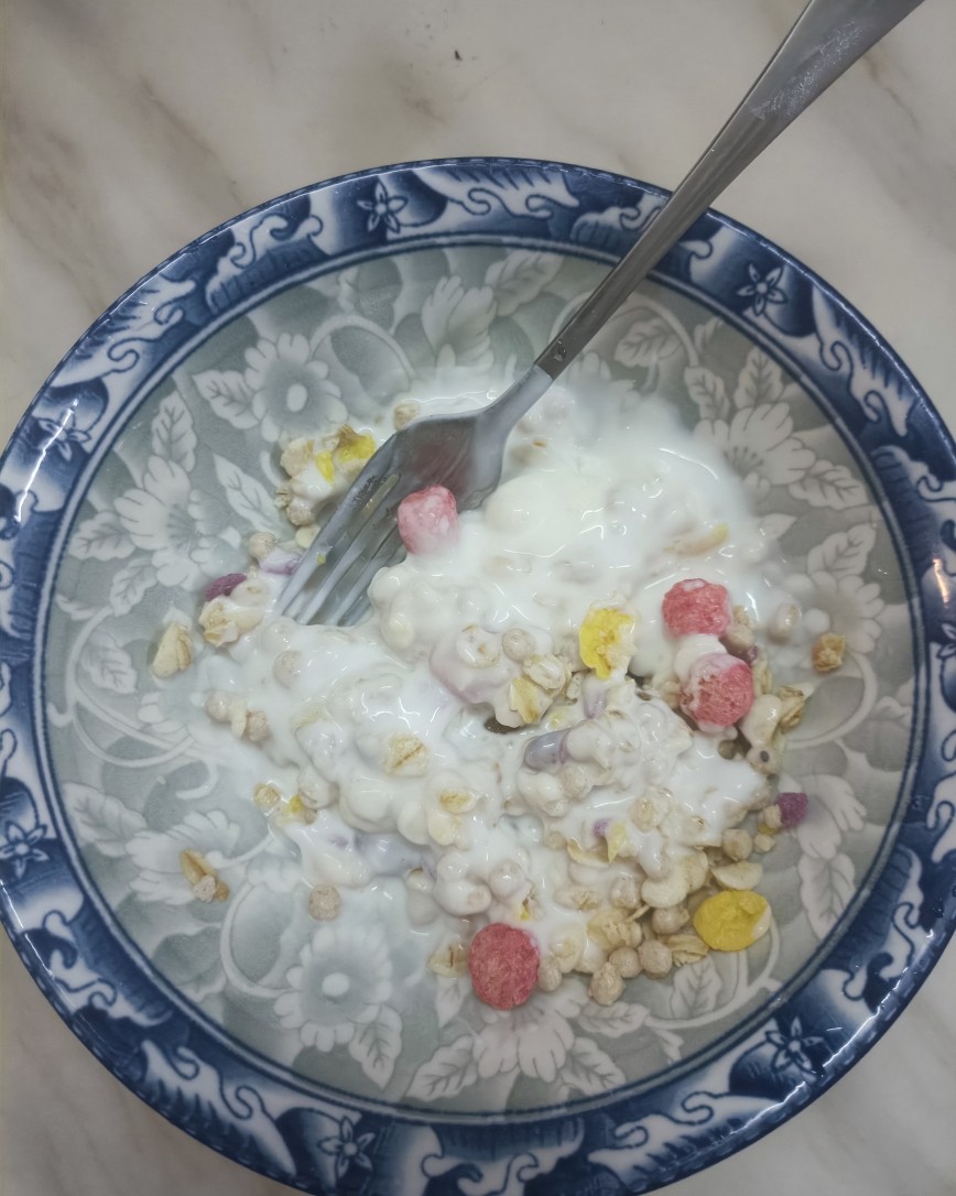 我现在就是早上和中午正常吃饭，晚上吃低卡的东西，5点前就吃好