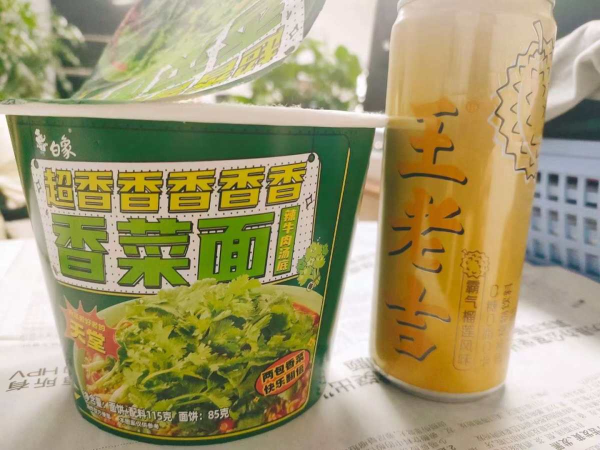 🌸前几天下雨了，实在是不想去食堂吃饭，一步都不想离开座位，