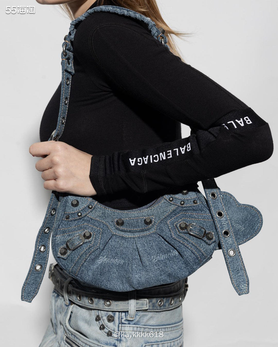 Balenciaga最热门的机车款包包有很多系列，材质不一样