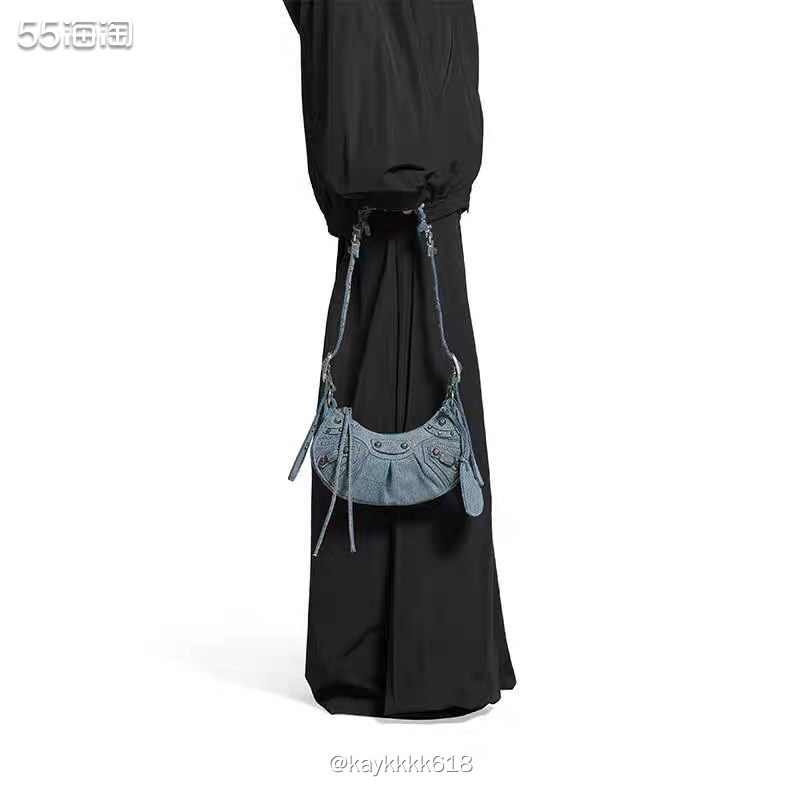 Balenciaga最热门的机车款包包有很多系列，材质不一样