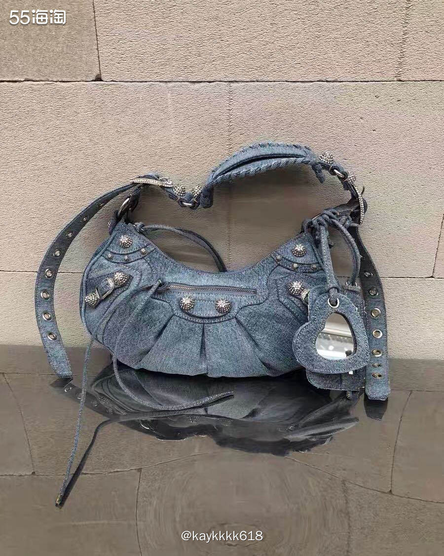 Balenciaga最热门的机车款包包有很多系列，材质不一样