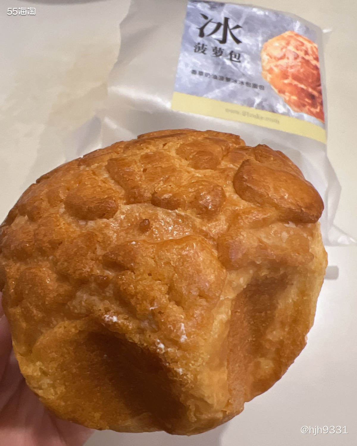 🌿这款香草奶油冰菠萝面包，其实跟泡芙很像。  🌿外观类似
