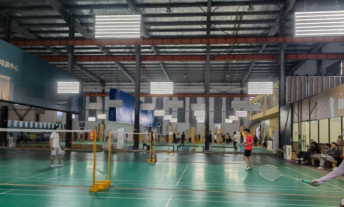 🏸️昨天和朋友们一起去打羽毛球，说起来羽毛球算是球类运动里