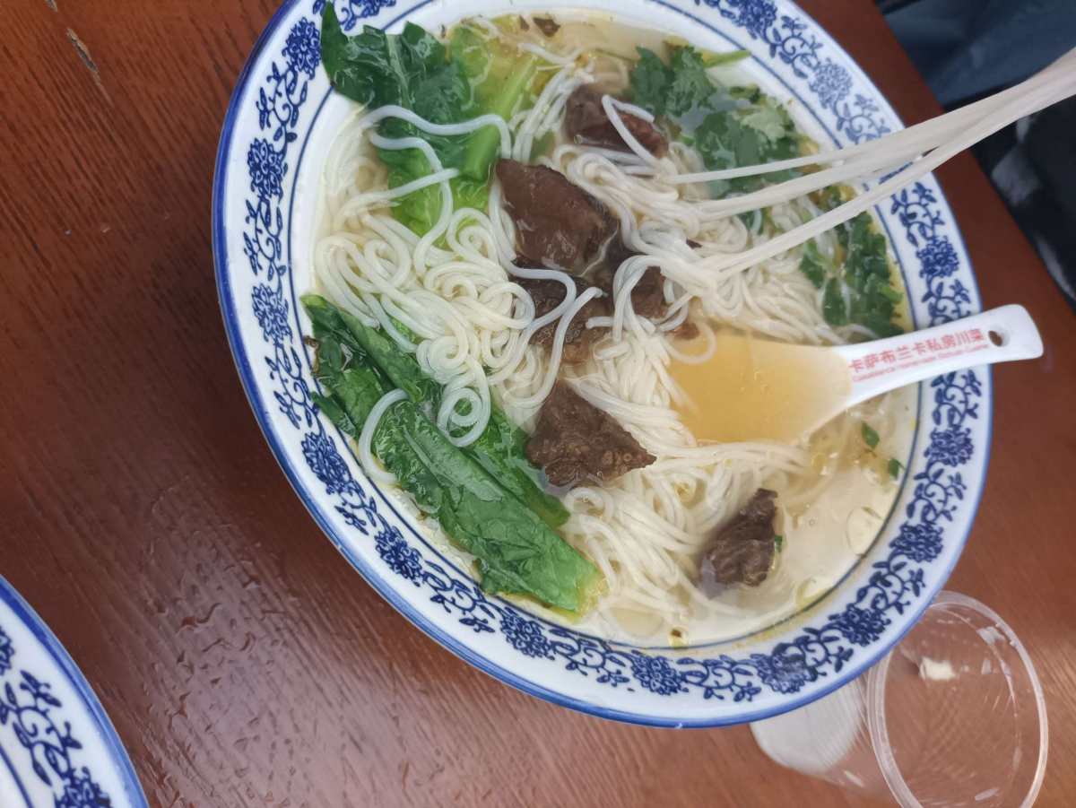 周末有时候不想做饭就出去吃，这次就去吃了重庆小面！  👉红