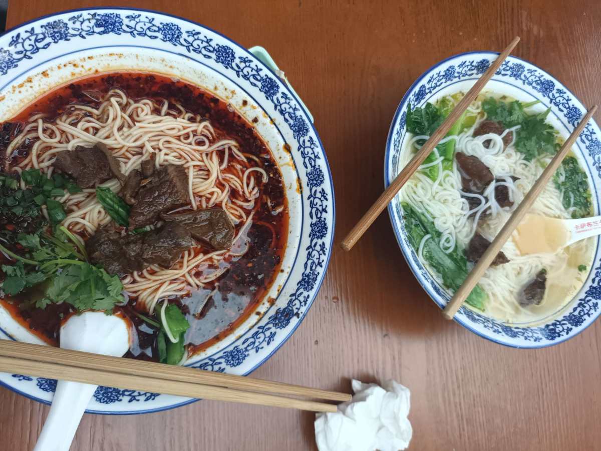 周末有时候不想做饭就出去吃，这次就去吃了重庆小面！  👉红