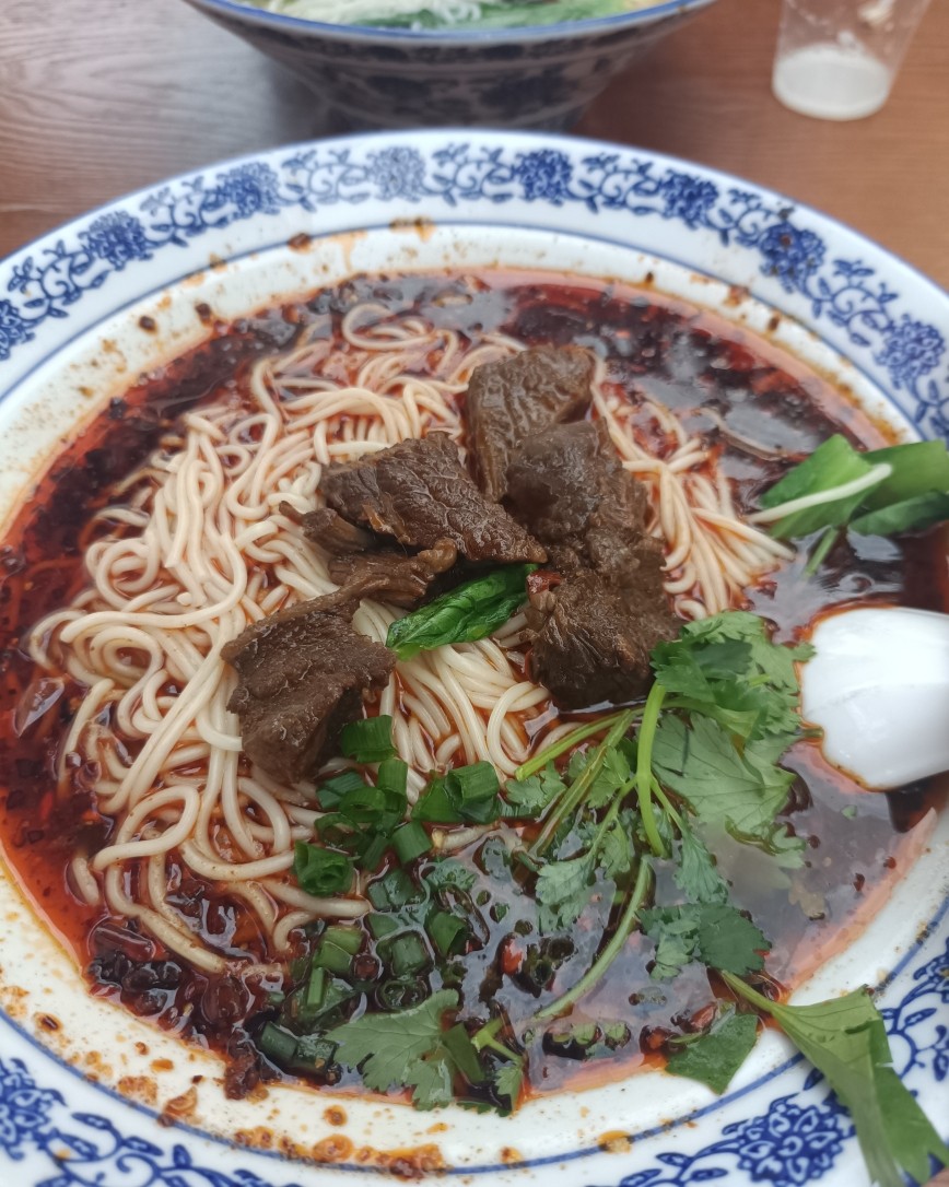 周末有时候不想做饭就出去吃，这次就去吃了重庆小面！  👉红