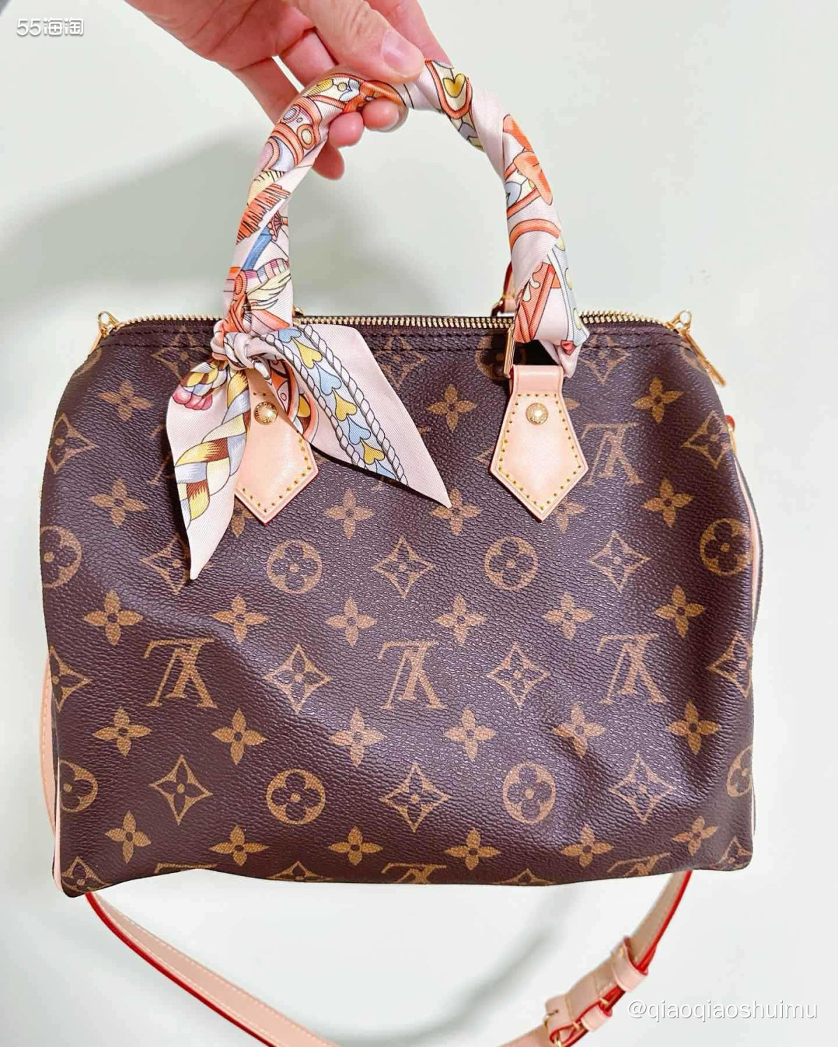 前几天某宝下单了几条丝巾，说是真丝的，30多一条，想着便宜买