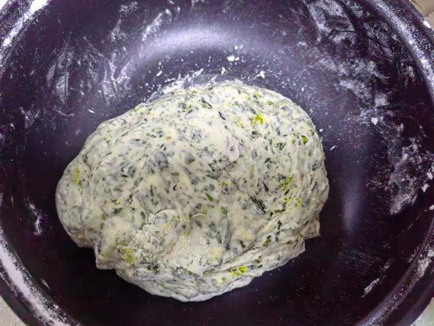 摘的是野菜，暖的是人心。一年一度的清明节快到了，清明草粑吃起